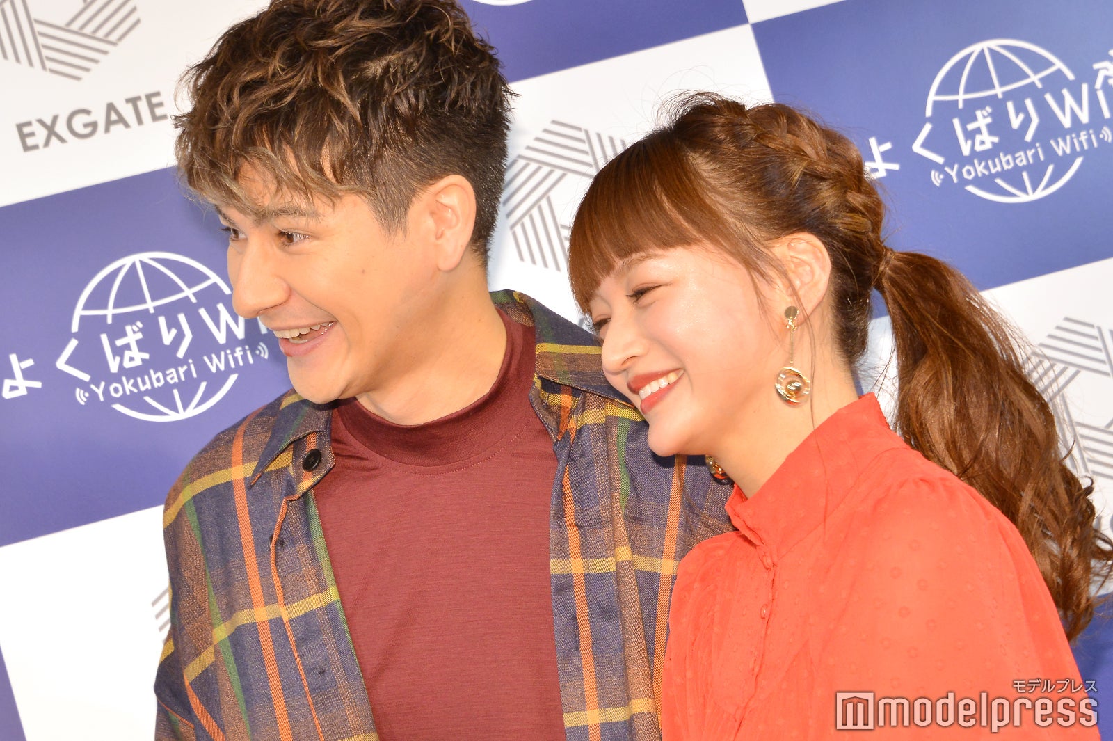 （左から）JOY、わたなべ麻衣（C）モデルプレス