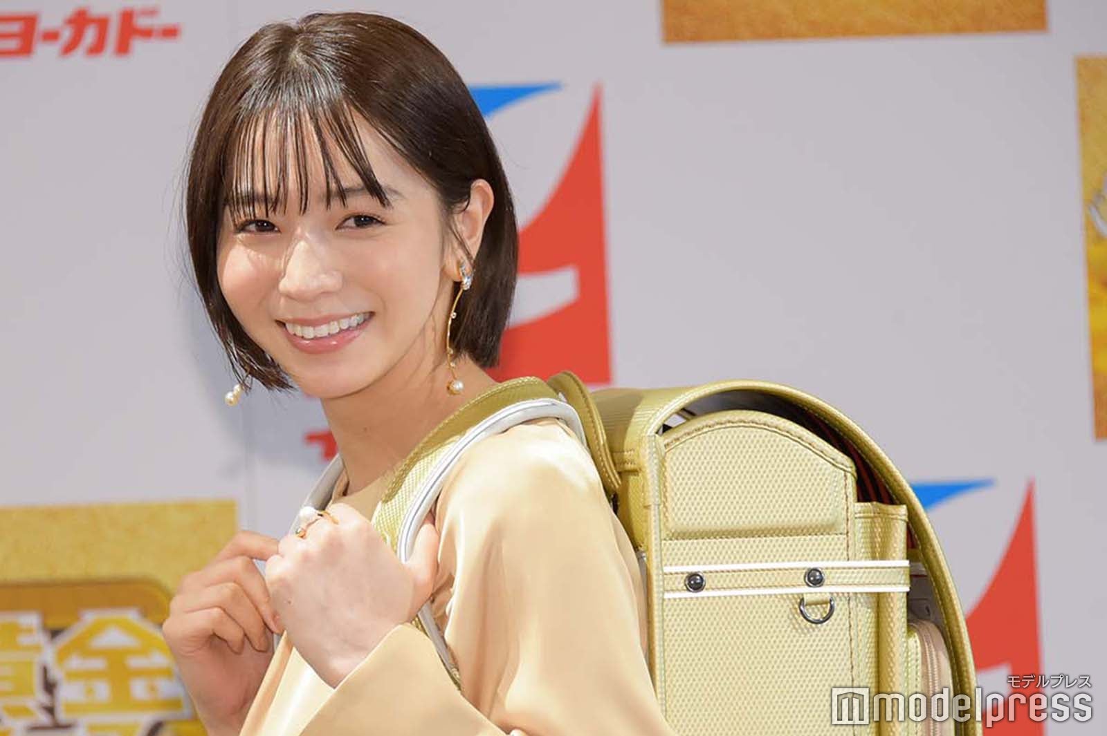 ランドセルを背負う傳谷英里香（C）モデルプレス