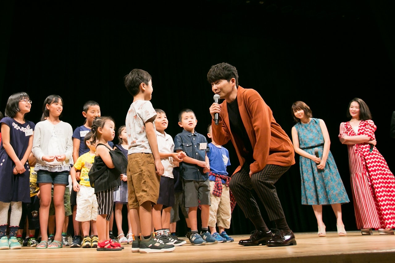 質問に戸惑う星野源（C）2018スタジオ地図