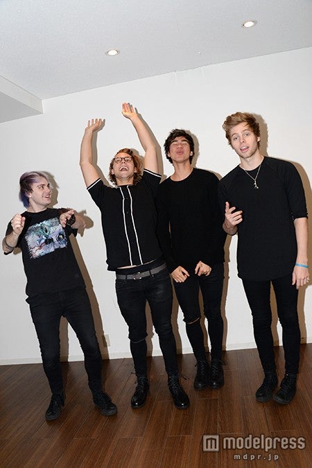 ハイテンションで飾らない姿を見せる4人