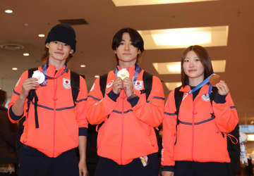 スノボ 金の戸塚優斗、銀の小野光希、銅の山田琉聖が帰国 メダル提げ笑顔で
