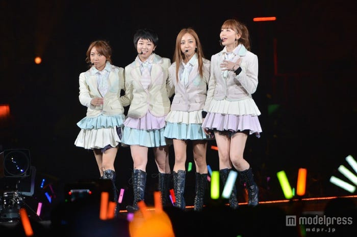 (左から)高橋みなみ、峯岸みなみ、板野友美、小嶋陽菜/「AKB48 2013 真夏のドームツアー~まだまだ、やらなきゃいけないことがある~」東京ドーム公演2日目より