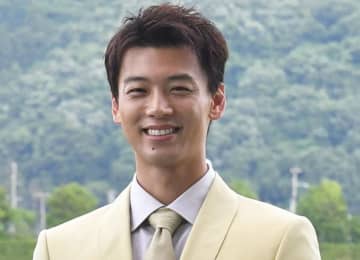 えっ、誰？ 火9「再会」一瞬映った23年前事件→拳銃持ってる人物が「左利き」だった 強盗と警官は右利き→まさか左利きの人物が1人いる