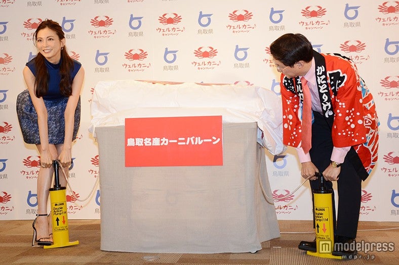 （左から）押切もえ、平井伸治鳥取県知事