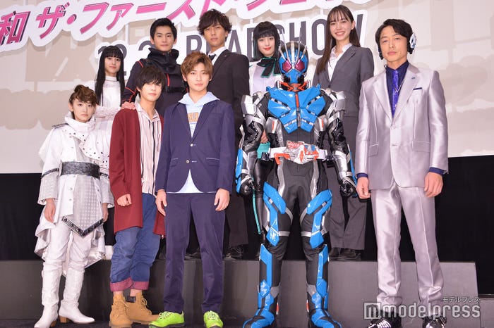 (前列左から)生駒里奈、奥野壮、高橋文哉、仮面ライダー1型、和田聰宏(後列左から)大幡しえり、押田岳、岡田龍太郎、鶴嶋乃愛、井桁弘恵 (C)モデルプレス