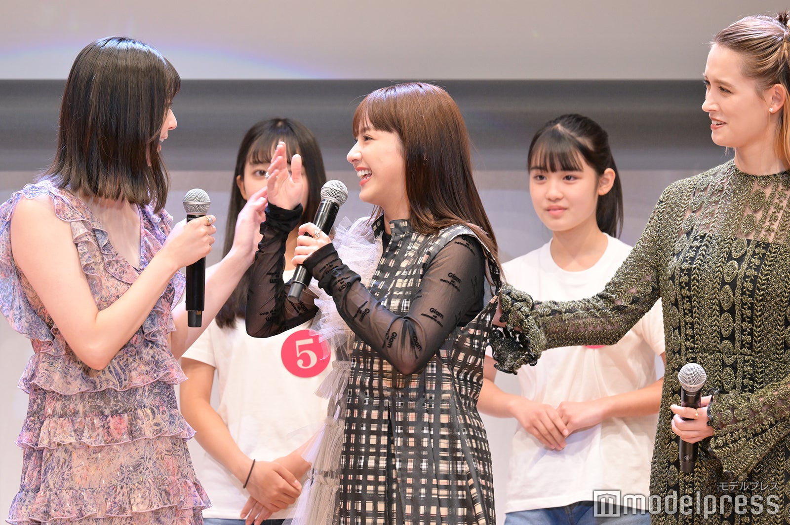 新川優愛、平祐奈、トラウデン直美（C）モデルプレス