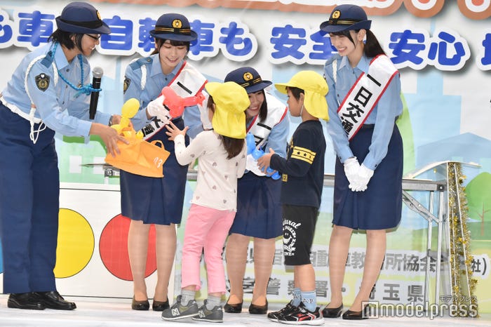 子どもたちと触れ合う丹生明里、渡邉美穂、金村美玖 (C)モデルプレス