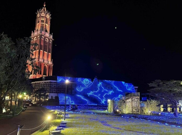 迫力のある華やかなイルミネーションショー「光の滝(2022Autumn Ver)」