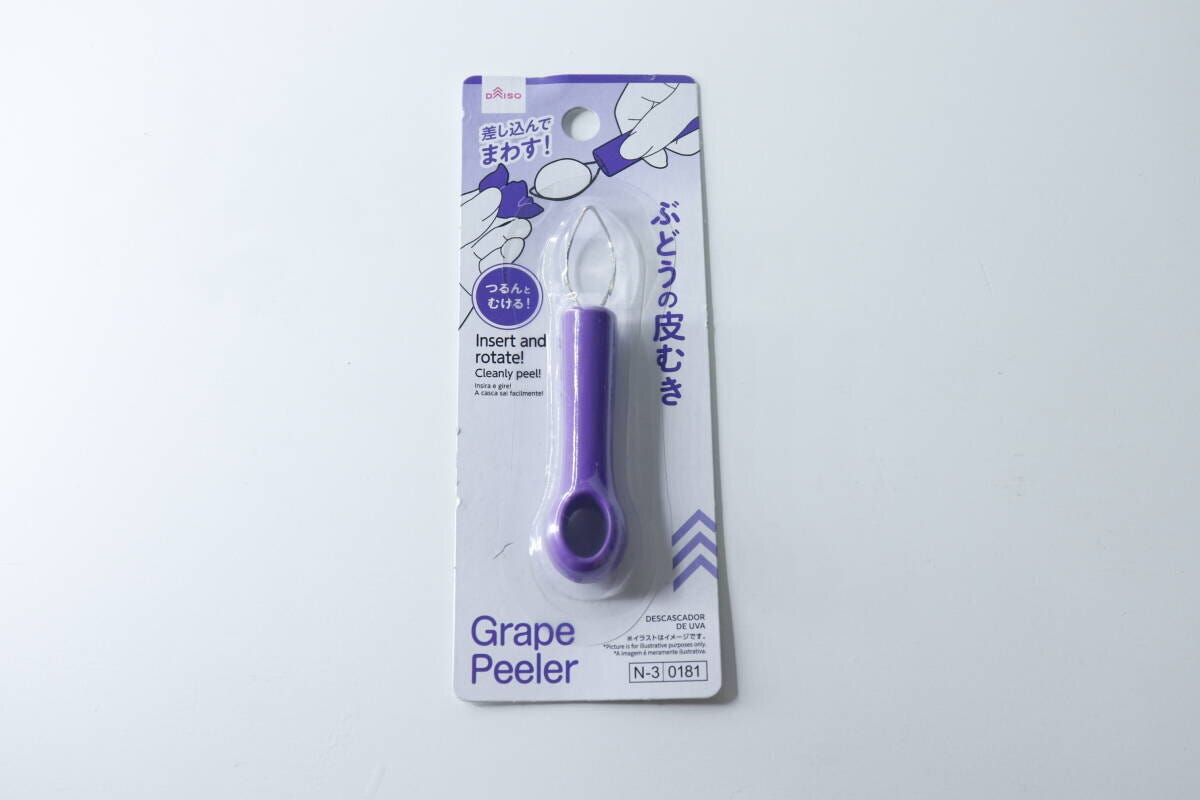 パッケージに入った紫色のぶどうの皮むき器