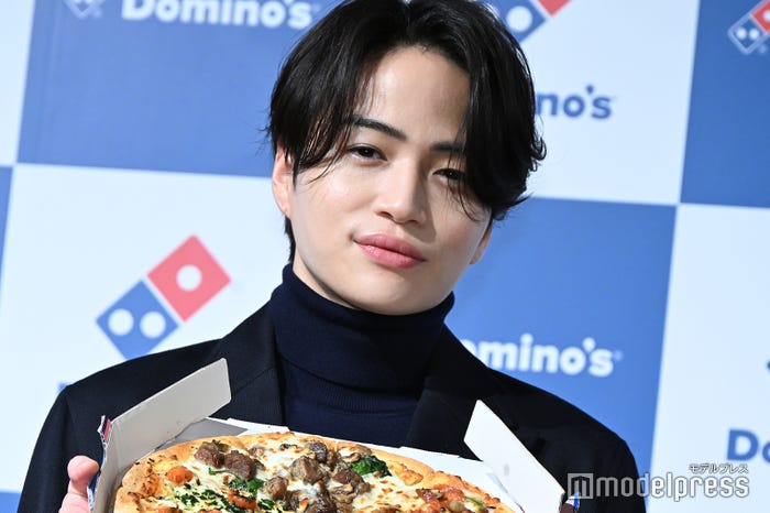 ピザを差し出す菊池風磨(C)モデルプレス
