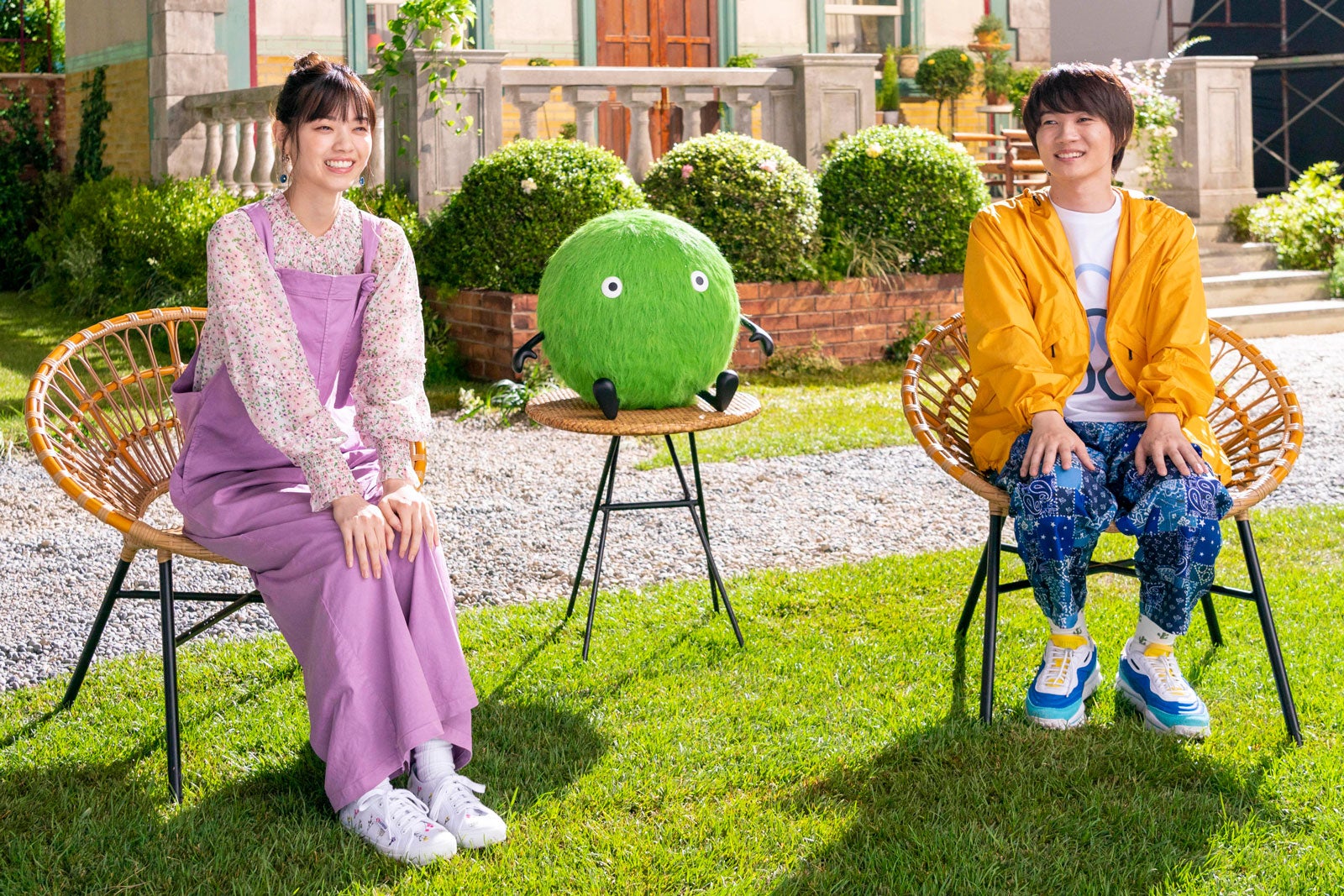 （左から）西野七瀬、神木隆之介／新TVCM「神木さん西野さんのなぞって検索」篇メイキングカット（提供写真）