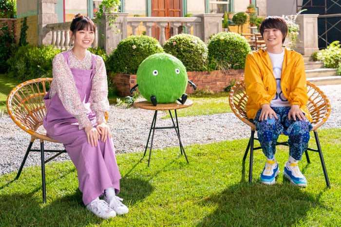 (左から)西野七瀬、神木隆之介/新TVCM「神木さん西野さんのなぞって検索」篇メイキングカット(提供写真)