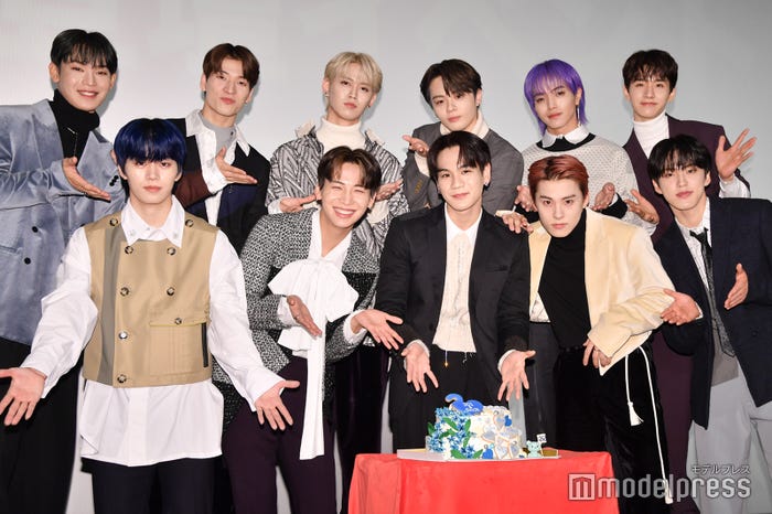 JO1/(後列)與那城奨、金城碧海、白岩瑠姫、鶴房汐恩、大平祥生、佐藤景瑚(前列)木全翔也、川尻蓮、豆原一成、川西拓実、河野純喜(C)モデルプレス