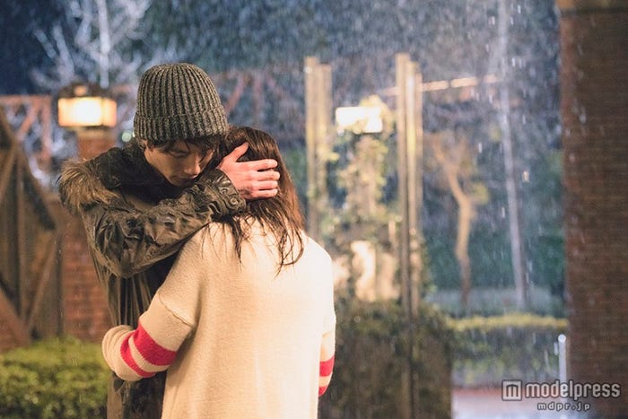 雨の中、ギュッと抱きしめられて…(C)2015 映画「ヒロイン失格」製作委員会