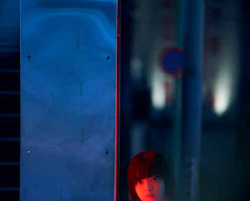 欅坂46平手友梨奈、ショートパンツ姿で微笑む メイキング動画・アザーカット公開<写真集「21人の未完成」>