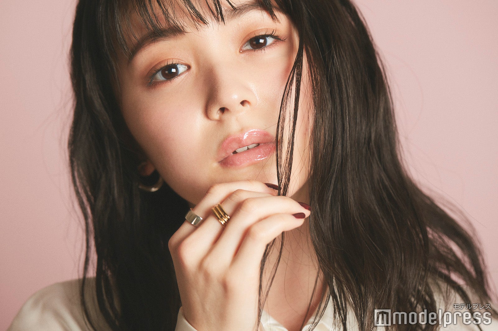 「リップ マキシマイザー 010 ホロ ピンク」を使用した久間田琳加（C）モデルプレス