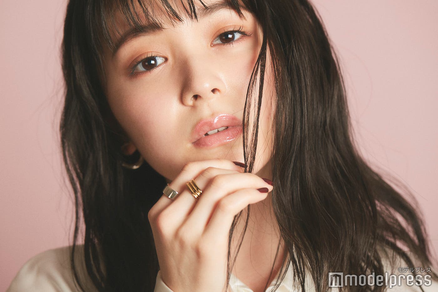 「リップ マキシマイザー 010 ホロ ピンク」を使用した久間田琳加(C)モデルプレス