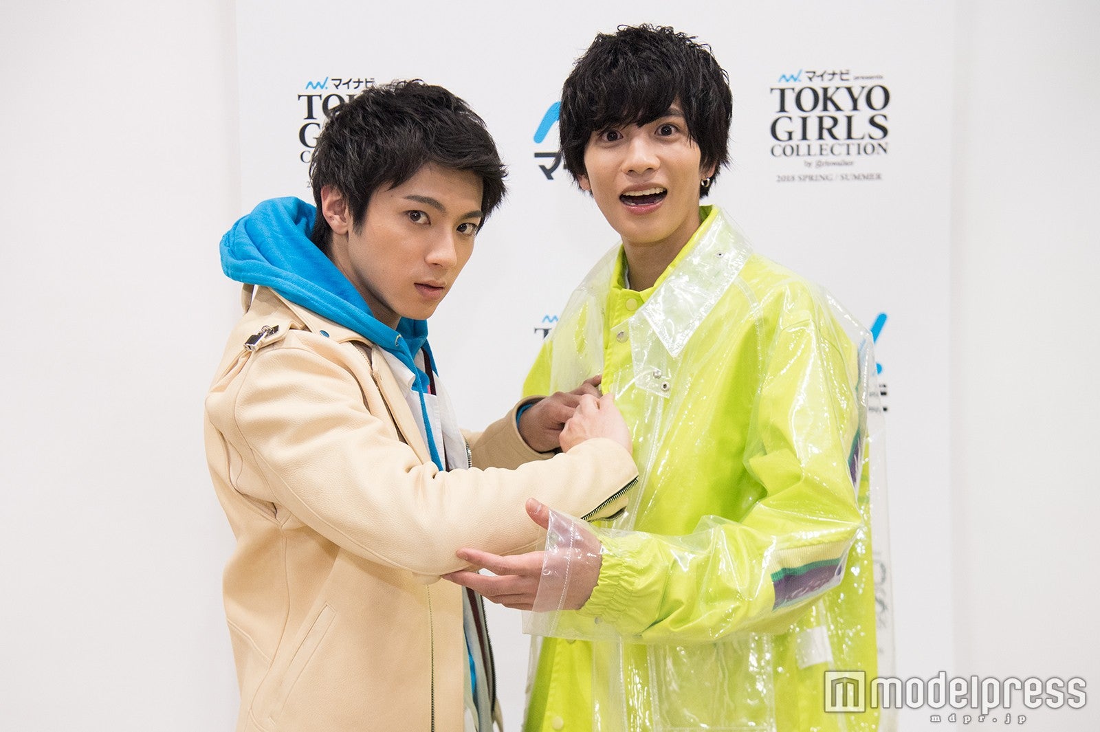 こんなところで脱がせようとする山田さん （C）モデルプレス