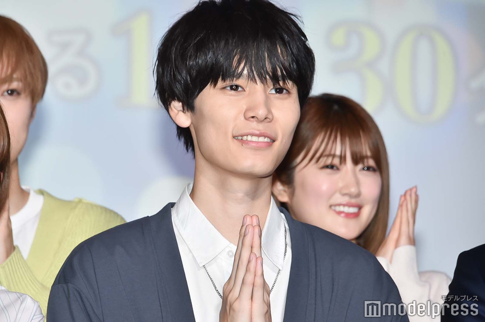 “いただきます”ポーズの萩原利久（C）モデルプレス