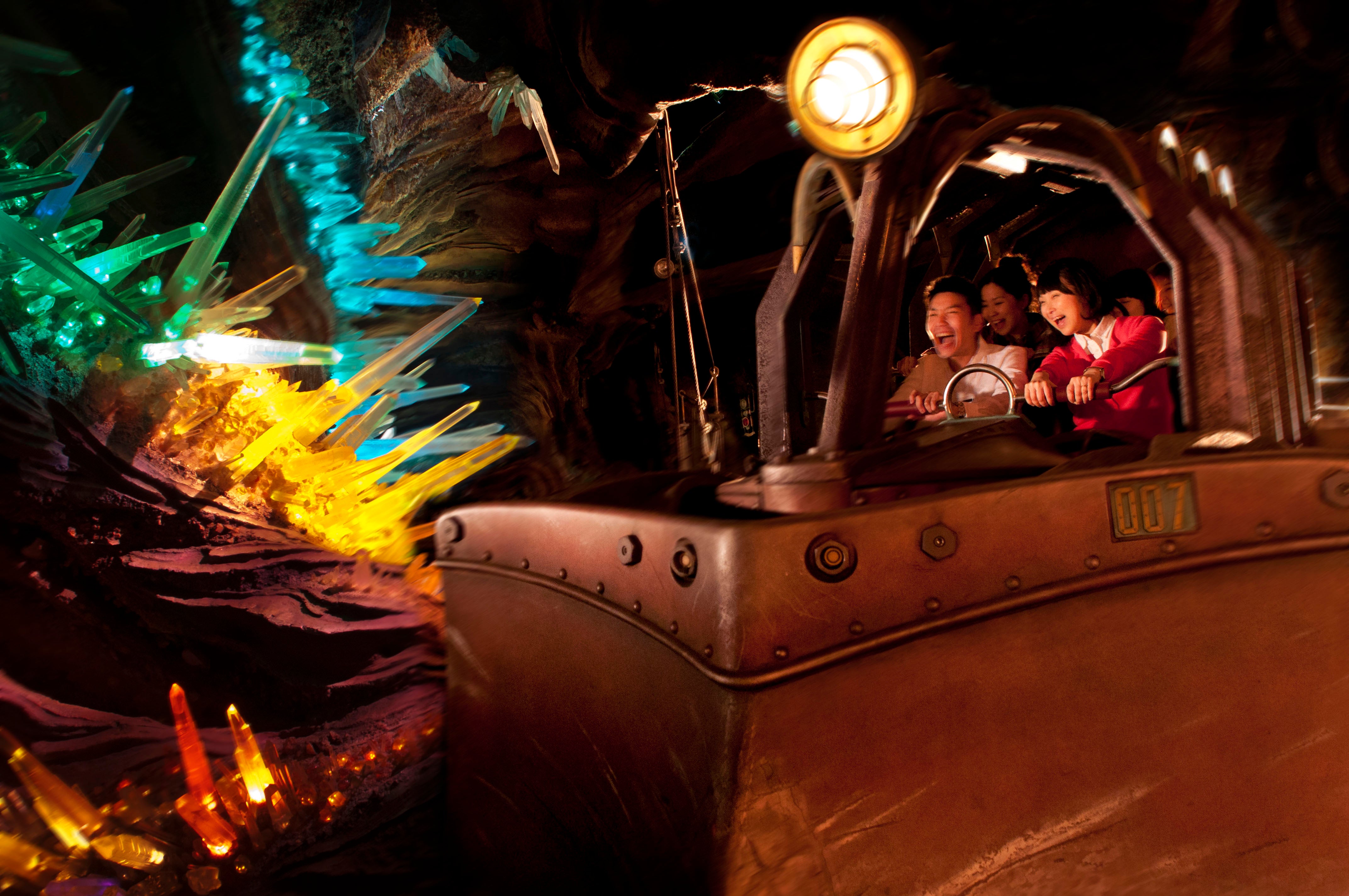 センター・オブ・ジ・アース（C）Disney