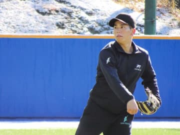 巨人・門脇が“マコツメカワウソ”NEWグラブをお披露目 愛らしい刺しゅうは門脇流のファンサービス？！