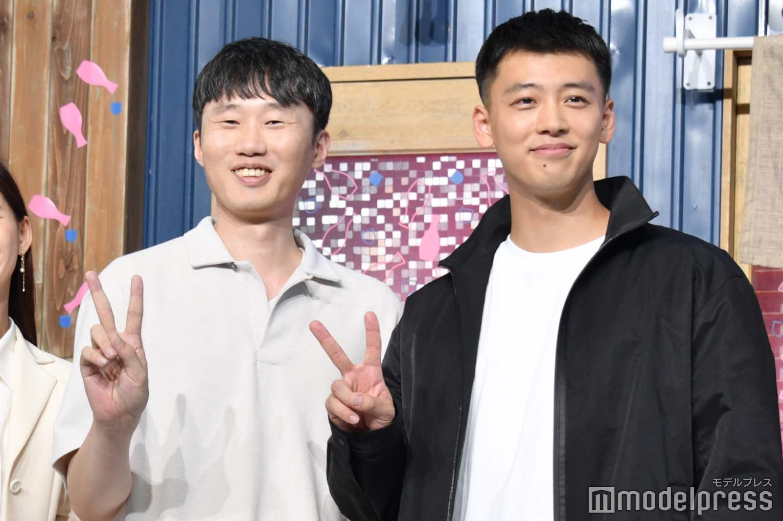 チョ・グァンジン氏に合わせてピースを決める竹内涼真 （C）モデルプレス