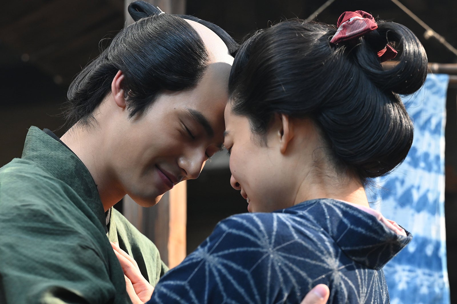 （左）岡田健史 （C）NHK