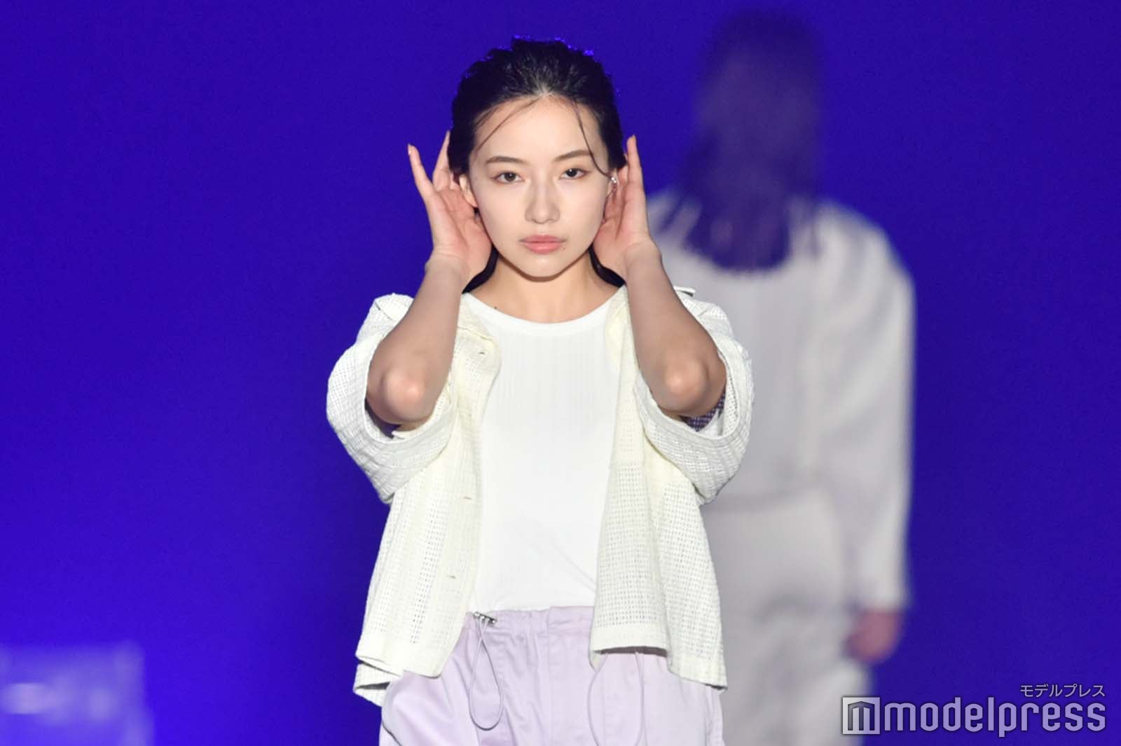 村瀬紗英、オールバックヘアかきあげクールな表情＜TGC 和歌山 2023＞