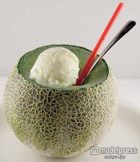 メロンを贅沢にまるごと使用したスイーツ