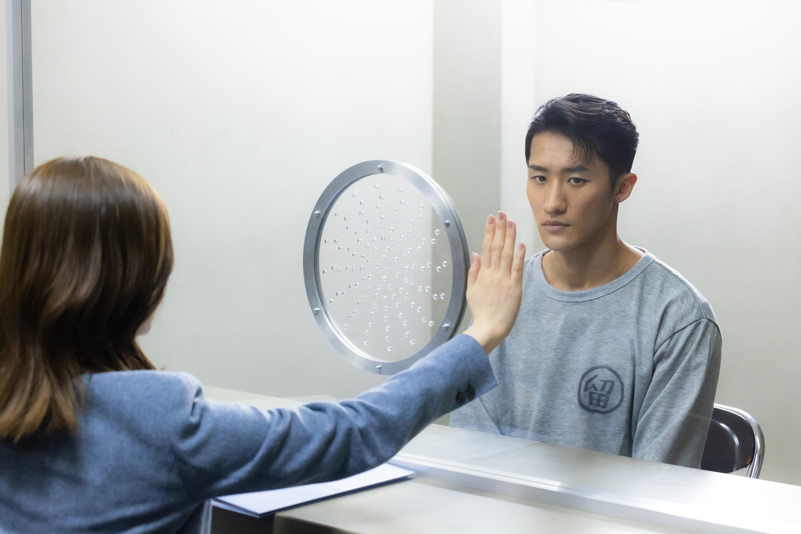 「恋する警護24時」白石麻衣、岩本照にアクリル板越しに思い伝える「あなたを助けたい」