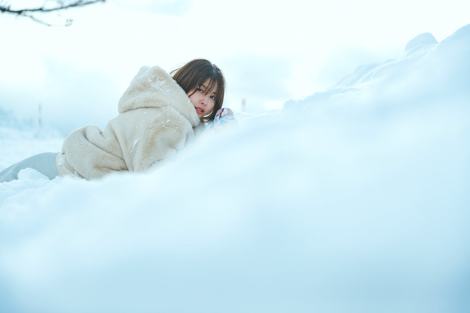 渡邉理佐 卒業メモリアルブック「抱きしめたくなる瞬間」HMV&BOOKS SHIBUYA「北海道編」パネル写真（C）柴田フミコ／集英社