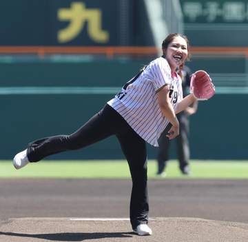 プロゴルファーの古江彩佳が始球式でノーバン投球 神戸市出身で幼少期に観戦経験あり 「1回でもやってみたいと思っていた。すごい幸せ」 注目選手は梅野