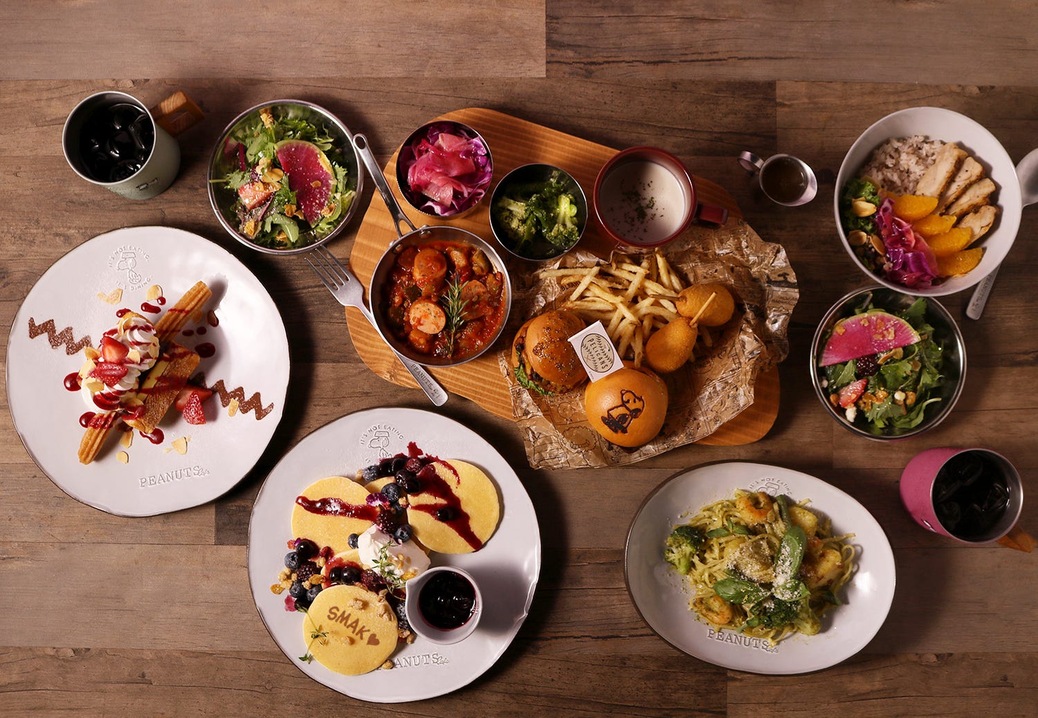 「ピーナッツ カフェ 名古屋」限定ミニバーガープレートやテイクアウトメニューに注目