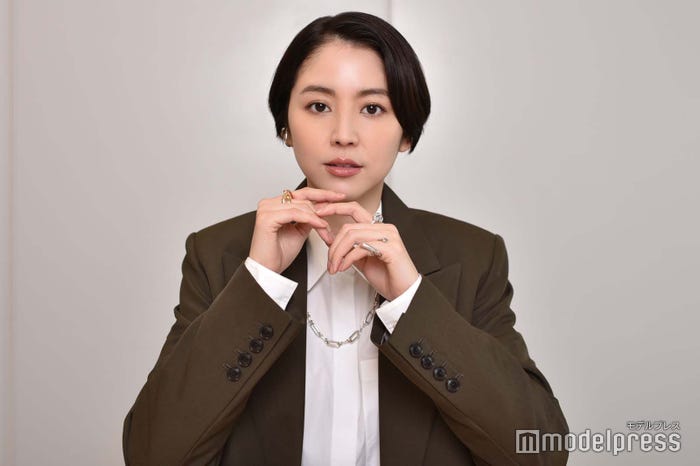 長澤まさみ(C)モデルプレス(ヘアメイク:根本亜沙美、スタイリング:亘つぐみ@TW、<衣装クレジット>3.1 Phillip Lim<問い合わせ>3.1 Phillip Lim Japan/TEL:03-5962-7061/customercare@3.1philliplim.co.jp)