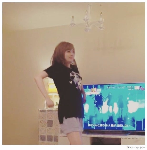 欅坂46「不協和音」を全力で踊るきゃりーが話題「盗撮されてた」