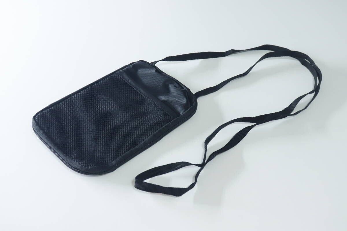 黒いメッシュポケット付きウォレットショルダーバッグを斜め上から撮影