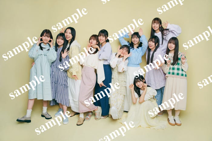 クリアファイル3楽天ブックス限定カバー写真裏/(左から)平岡海月、竹内希来里、小西夏菜実、山下葉留花、平尾帆夏、正源司陽子、藤嶌果歩、宮地すみれ、清水理央、石塚瑶季、渡辺莉奈の四期生集合/Photo:Yasutomo Sampei(C)KOBUNSHA