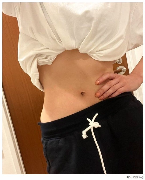 加護亜依、引き締まったウエスト公開 “2週間集中”トレーニング法にも注目集まる