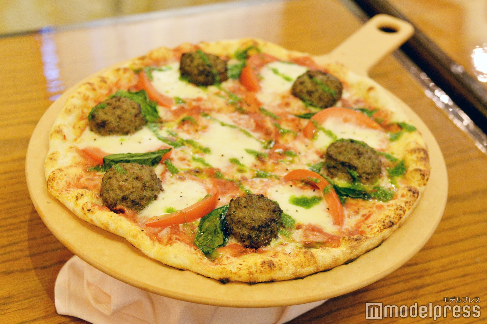 アンガス牛ミートボール＆モッツァレラチーズ・ピッツァ　オープン～15:00まで提供（C）モデルプレス