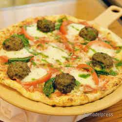 アンガス牛ミートボール&モッツァレラチーズ・ピッツァ オープン~15:00まで提供(C)モデルプレス