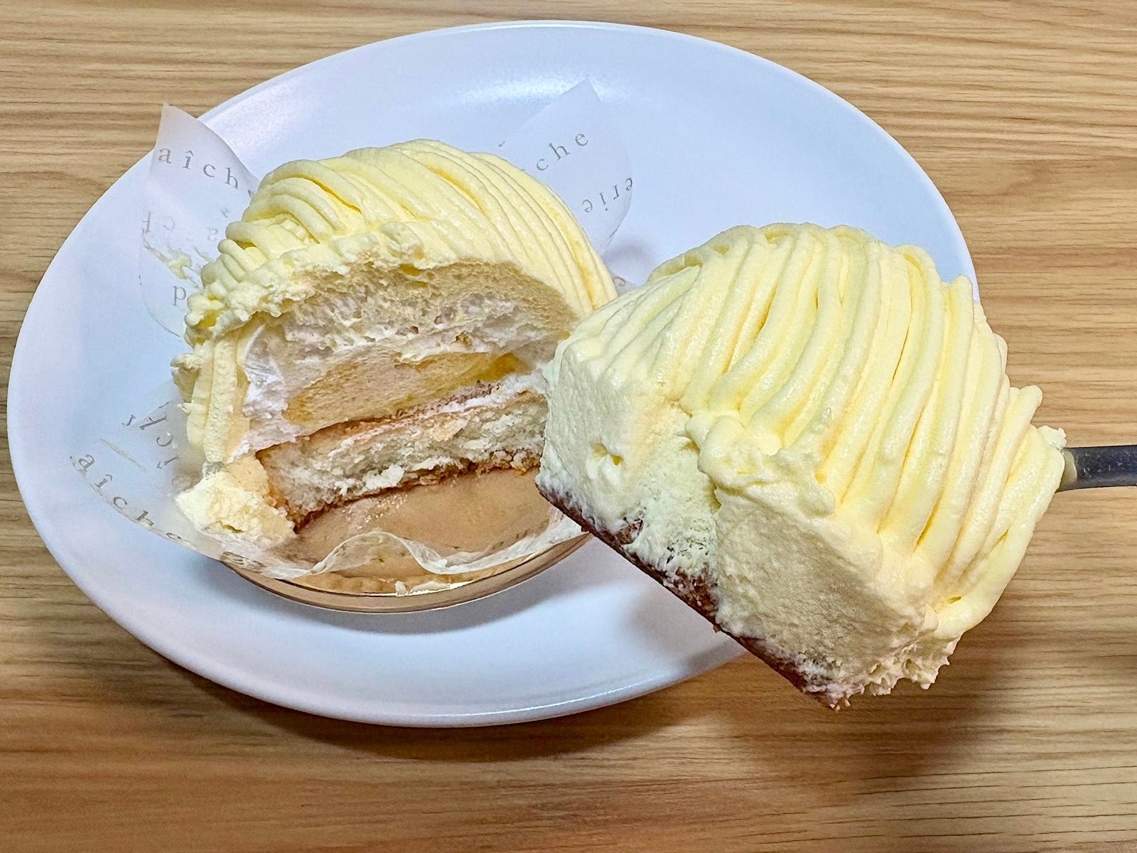 さっぱりとしたレモンクリームがたっぷり! 甘酸っぱいおいしさと、やさしい口どけが絶品です
