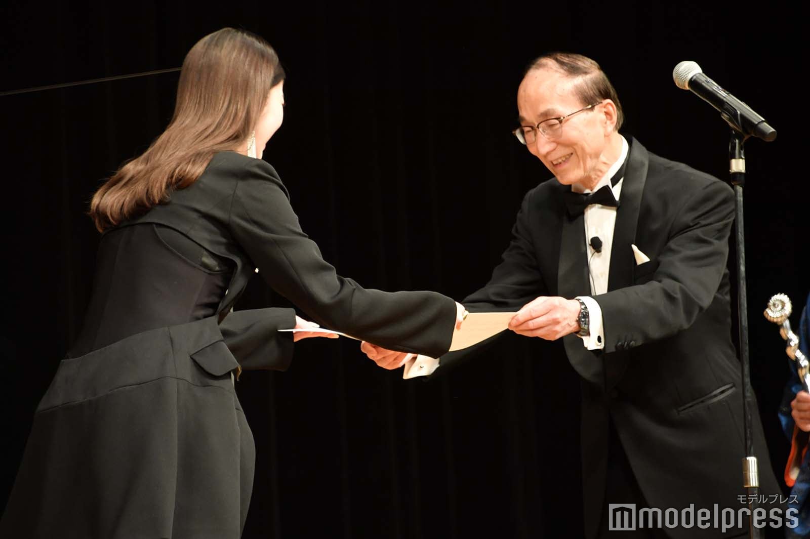 表彰される馬場ふみか （C）モデルプレス