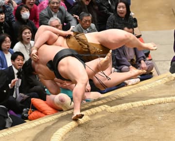 大相撲 若元春の額に血の跡 土俵際の起死回生一手で初日！王鵬の額にも血がべっとり 壮絶な一番に国技館が沸く