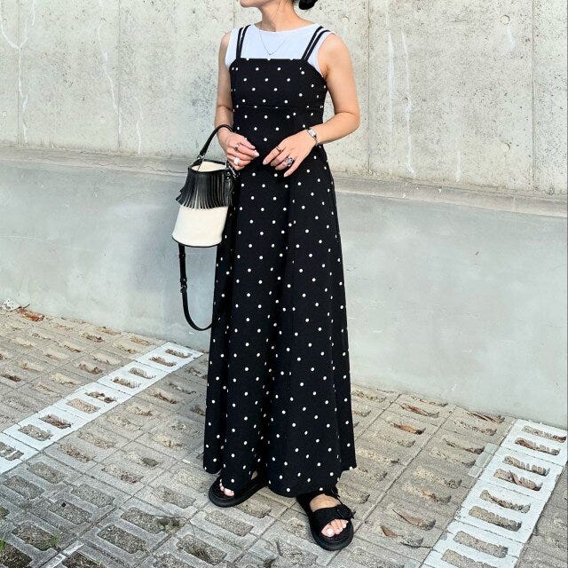 柄を効かせて大人可愛く仕上げる 大人女性のドット柄黒キャミワンピースコーデ