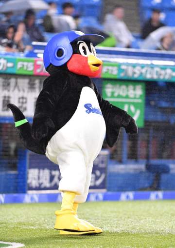 ヤクルト つば九郎が復活 486日ぶりに神宮に帰還 一塁側ベンチ横から登場 燕党が盛大な拍手で迎える