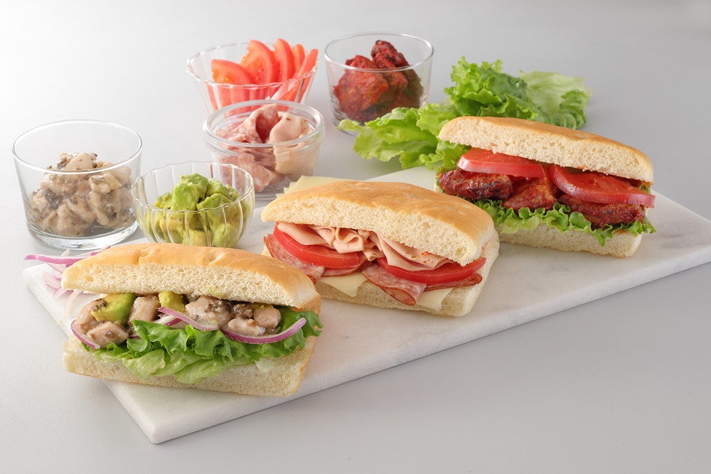 ハーブトマト＆ソイハンバーグ フォカッチャ、ツナコンフィ＆アボカド フォカッチャ、スライスソーセージ＆チーズ フォカッチャ／画像提供：スターバックス コーヒー ジャパン