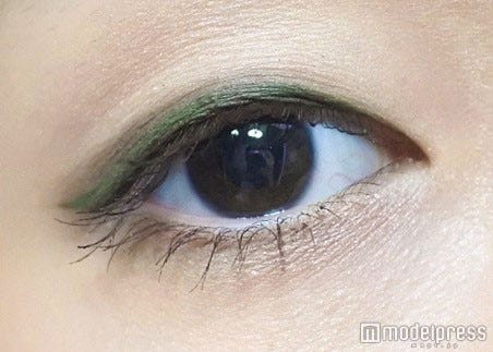 ブラウンマスカラでカーキを引き立てる/写真・MAKO(C)モデルプレス