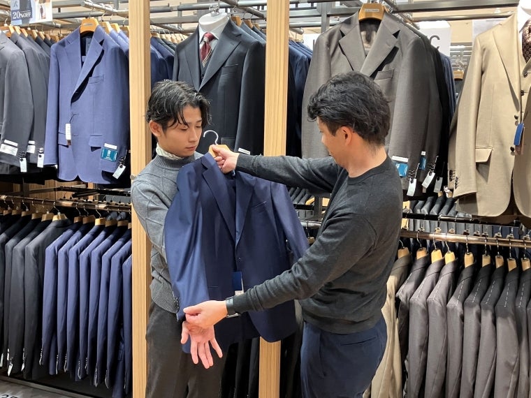 青山商事 「初めてのスーツ購入」意識調査 77％が「親と一緒に買いに行きたい」