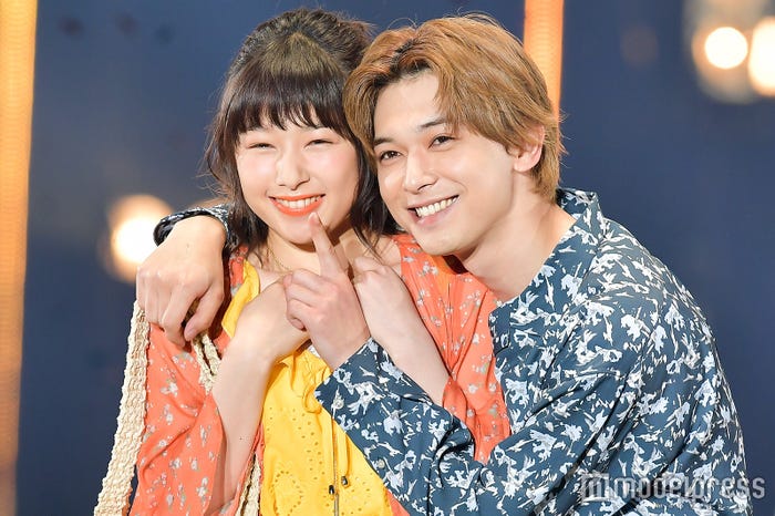 胸キュンポスターを再現した桜井日奈子と吉沢亮 (C)モデルプレス