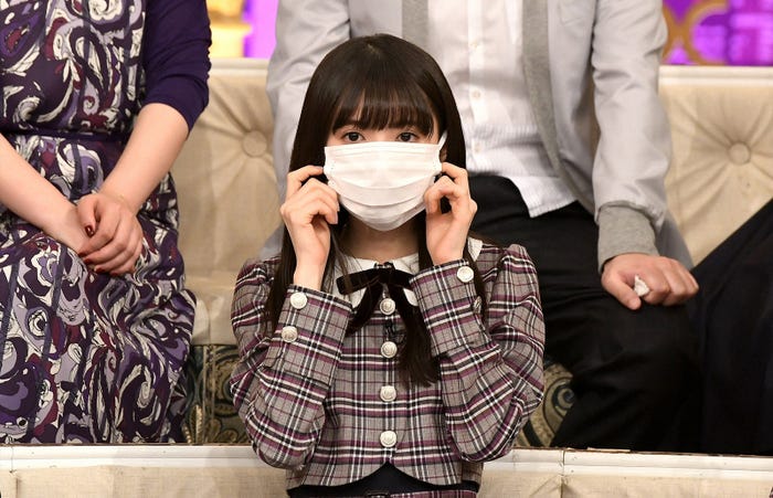 マスクで顔がほぼ隠れてしまう齋藤飛鳥(C)TBS